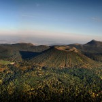 Vue nord de la Chaîne des Puys, Côme au premier plan