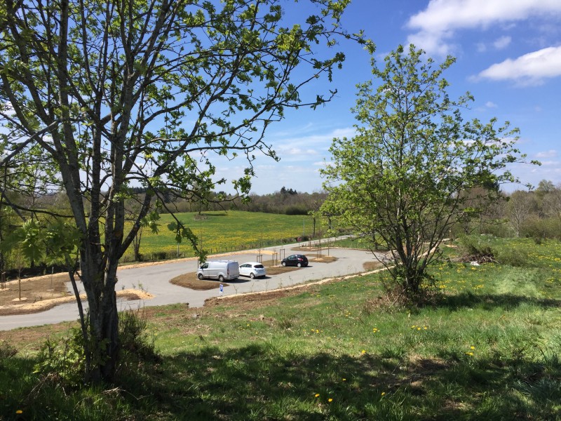 Nouveau parking de Beauregard, lieu de départ des randonnées des puys de Louchadière et de Jumes et Coquille