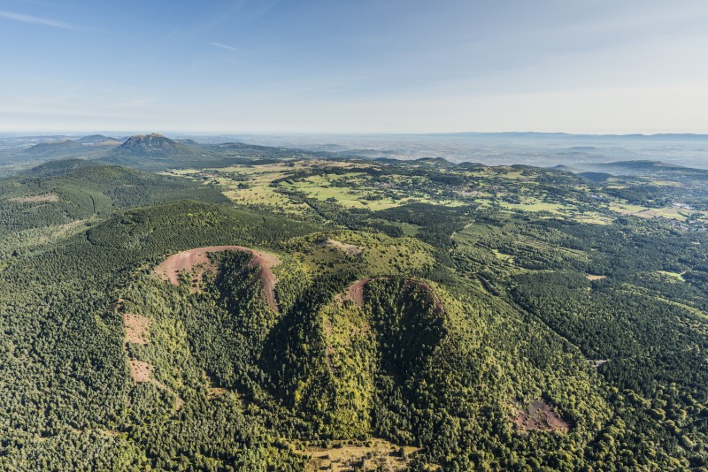 Vue aérienne des puys de la Vache, Lassolas et la Mey ©Gérard Fayet