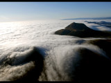 Mer de nuages au-dessus des volcans