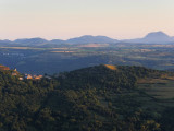 Vue lointaine de la Chaîne des Puys