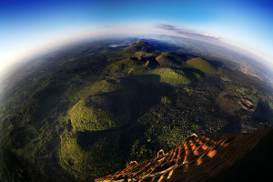 Vue-aerienne-depuis-une-montgolfiereD-800x534